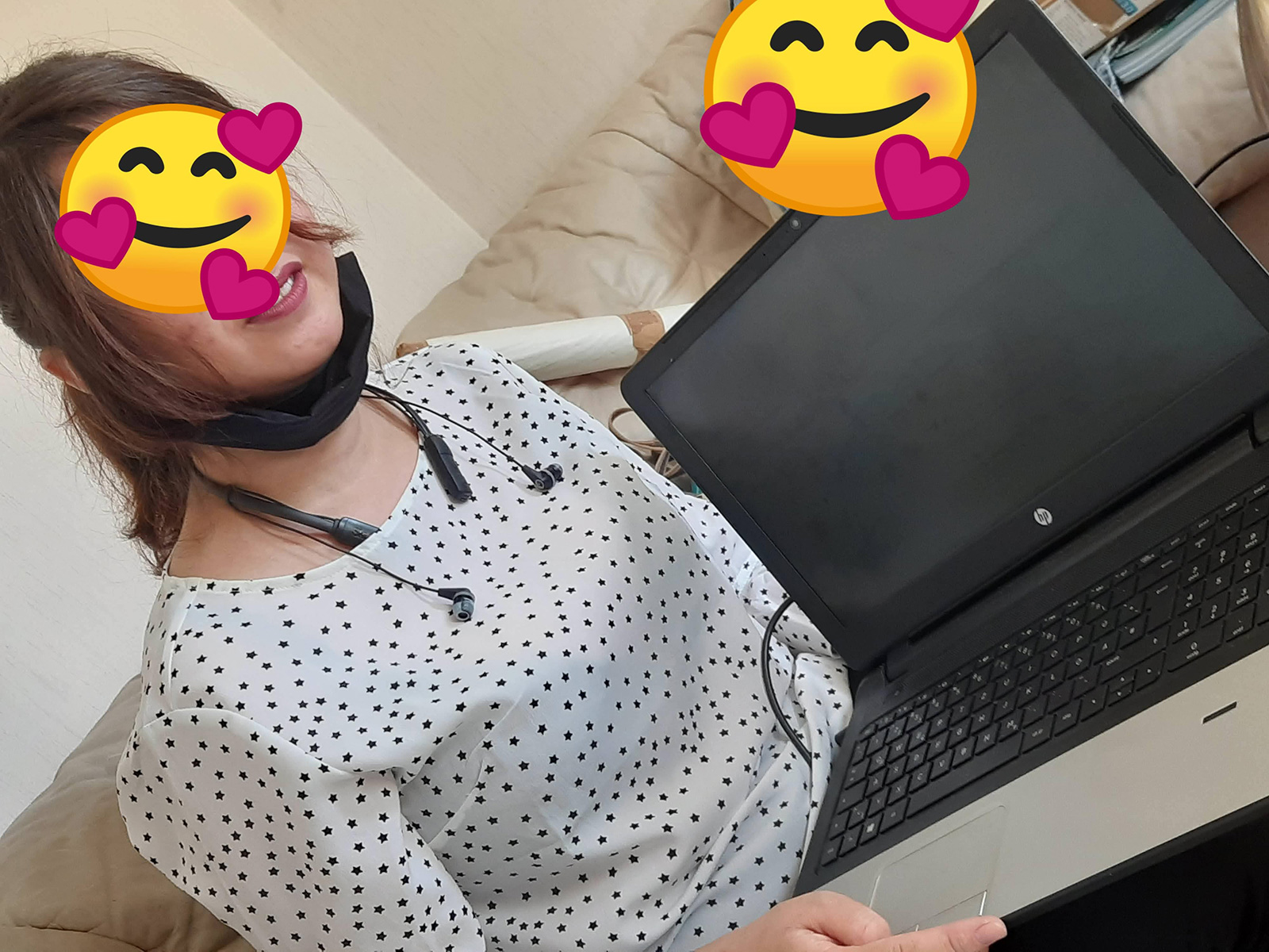 Mädchen mit einem Laptop in der Hand