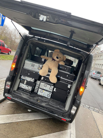 PC Lieferung mit unserem Maskottchen PeCi