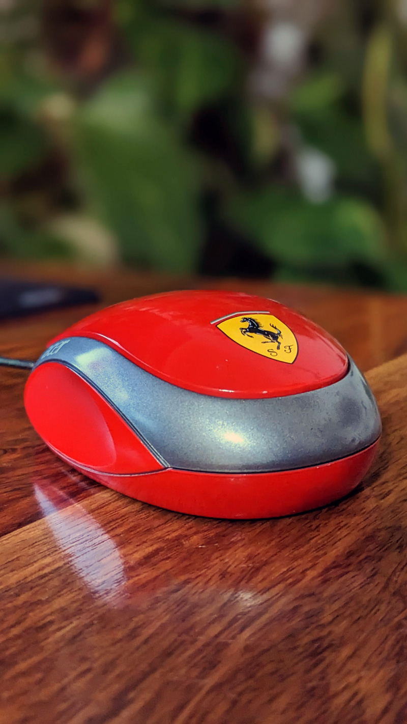 Wir versteigern einen Ferrari für den Schreibtisch!