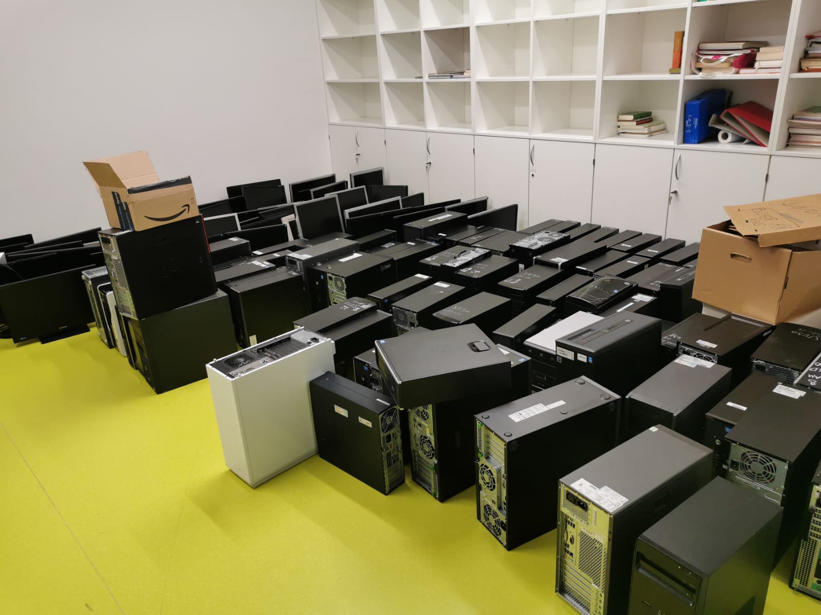 Lieferung von 90 PC Komplettsystemen an eine Schule in Wien