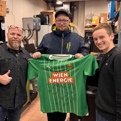 Rapid-Trikot mit den Unterschriften der Mannschaft ersteigern